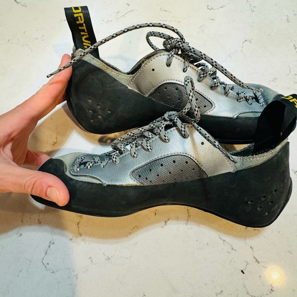 SPORTIVA / Nago/ Vibram Gray Rock Climbing Shoes with chalk bag